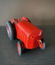 Rød mekanisk trekkopp traktor i metall - Asbjørn Amundsen Sarpsborg Norge 1950/60 tallet thumbnail
