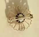 Filigran blomst brosje i sølv 925S med detaljer i rød/ hvit emalje Ø3,3 cm  thumbnail