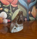 Onnelliset glassfigur brevvekt i klart kunstglass med relieff dekor Valto Kokko Littala Finland 1980-tallet thumbnail