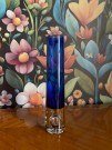 Blå drue sylinderformet vase i blått kunstglass Willy Johansen Hadeland Glassverk Norge 1960-tallet thumbnail