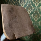 Scrimshaw gravert kjevebein kunstskulptur montert på tresokkel thumbnail