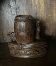 Antikk tobakksboks tobacco jar Black Forest design beholder håndskåret edeltre hane hare trefigur treskulptur Franrike  thumbnail