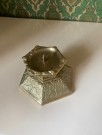 Antikk 6-kantet kirkestake lysestake i messing med englemotiv thumbnail