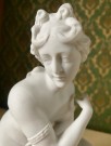 Venus Romersk gudinne knelende akt kvinne/ damefigur/ skulptur/ statue bisque porselen  thumbnail