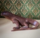 Stor håndlaget øgle reptil i edeltre thumbnail