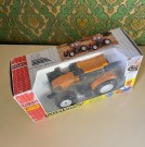 Orange Renault Agriculture Compact traktor modellbil i original emballasje JOAL Spain thumbnail