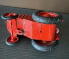 Rød mekanisk trekkopp traktor i metall - Asbjørn Amundsen Sarpsborg Norge 1950/60 tallet thumbnail