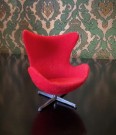 Brio Mobilia dukkehus møbel tilbehør 1:18 Egget rød lenestol Arne Jacobsen 1967 thumbnail