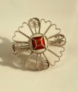 Filigran blomst brosje i sølv 925S med detaljer i rød/ hvit emalje Ø3,3 cm  thumbnail