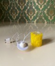Lundby dukkehus møbler tilbehør 1:18 - Gul råkrystall taklampe (6134) 1970 tallet thumbnail