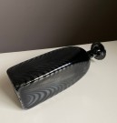 Signert vase/ dekorflaske i svart/ metallisk kunstglass - Jussi Riihimäki Finland thumbnail