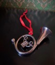 Juletrepynt ornament instrument horn i metall thumbnail