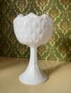 Høy stettskål kompottskål i hvitt opalin pressglass med relief dekor - Indiana Glass Company USA 1950/ 60 tallet thumbnail