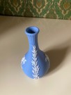 Blå Jasperware keramikk knoppvase med hvit relieff dekor 73 - Wedgwood England 1960/70-trallet thumbnail