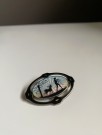 Oval/ rund sort emaljert brosje i sølv med nasjonalromantisk motiv (925S) - Aksel Holmsen Norge 1950/ 60 tallet thumbnail