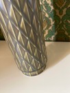Eterna mosegrønn vase med silkematt glasur og relieff geometrisk mønster Eterna Gunnar Nylund Rørstrand Sweden Sverige  thumbnail