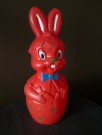 Påskehare/ bunny/ rabbit stor kitsch sparbøsse/ figur/ leke i rød hardplast 1950-tallet thumbnail