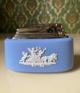 Ronson Wedgwood bordlighter med blå Jasperware base England 1970-tallet thumbnail