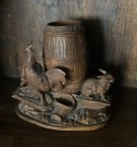 Antikk tobakksboks tobacco jar Black Forest design beholder håndskåret edeltre hane hare trefigur treskulptur Franrike  thumbnail