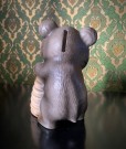 Honey Bear sparebøsse bjørnefigur i sprøytemalt steingods/keramikk 1960/70-tallet thumbnail