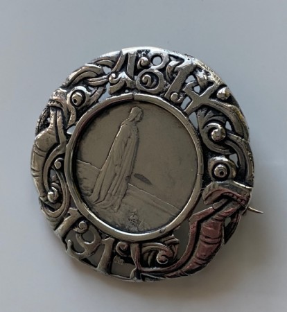 Mor Norge Norsk antikk brosje i sølv med innfelt 2-krone mynt norrøn viking mønster I.G. 830S