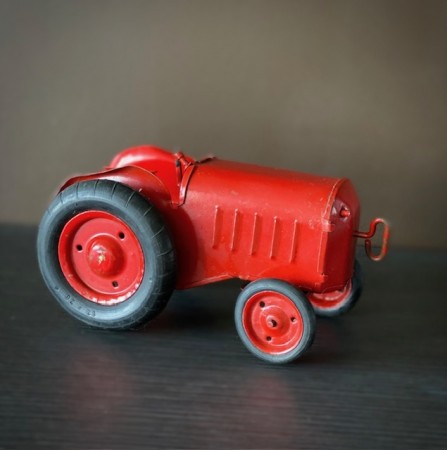 Rød mekanisk trekkopp traktor i metall - Asbjørn Amundsen Sarpsborg Norge 1950/60 tallet