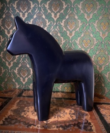 Finansiell stor svartmalt trehest hest trefigur i Dalahest stil IKEA Sverige Sweden 1990-tallet