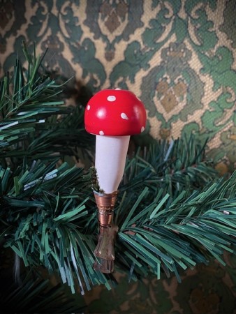 Juletrepynt julekule ornament fluesopp sopp i håndmalt glass med klype