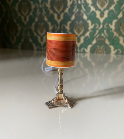 Lundby dukkehus møbler tilbehør 1:18 - stor bordlampe med messingfot (6163) 1980 tallet