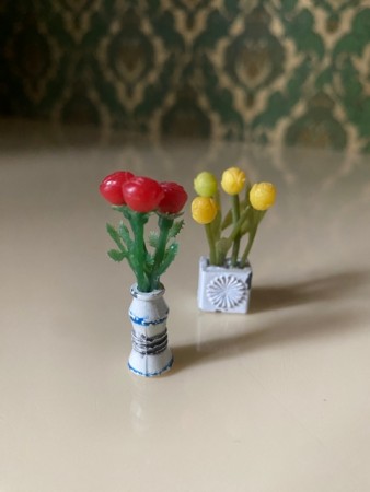Lundby dukkehus møbler tilbehør 1:18 - vase, gule røde blomster tulipaner (6606) 1970 tallet