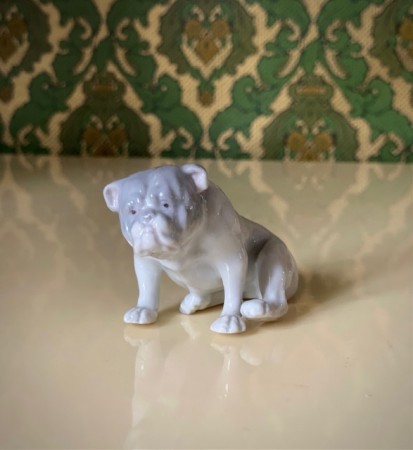 Bulldog hund mindre figur porselen