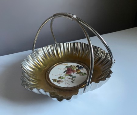 Forkrommet messing skål med hank og innfelt porselensbunn med blomstermotiv