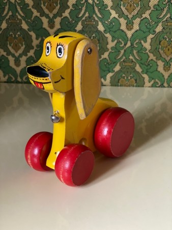 Trekkleke gul hund treleke Brio Sweden 1970-tallet