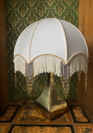 Tung/robust messing bordlampe med skjerm dekorert med perler Italia 1970-tallet