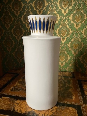 Vase i steingods Hvit matt glasur med mørkeblå/gull toppdekor 407/2 Arabia Finland 1960-tallet