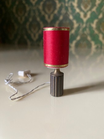 Lundby dukkehus møbler tilbehør 1:18 - Bordlampe med messingfot (6164) 1970 tallet