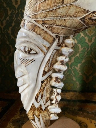 Scrimshaw gravert kjevebein kunstskulptur montert på tresokkel