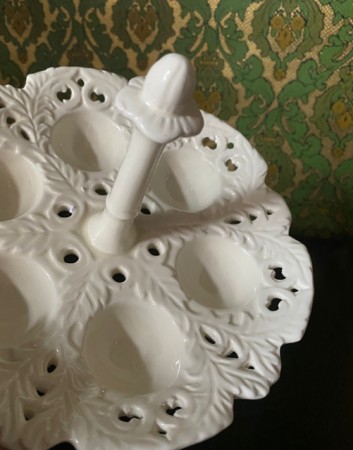 Hvit eggeholder eggefat eggoppsats glasert steingods