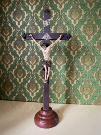 Religiøst krusifiks Kristus på korset trefigur/ skulptur