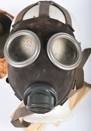 Gassmaske verneutstyr Norsk folkegassmaske modell 1939 i original eske med bruksanvisning 1940-tallet