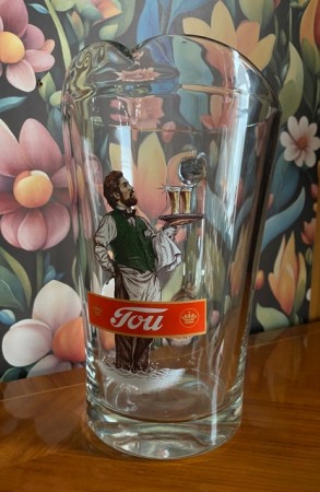 TOU bryggeri reklame barutstyr rekvisita stor ølmugge glasskanne 