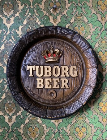 Bar rekvisita reklame bryggeri dobbel tønnebunn skilt Tuborg Engelsk tekst