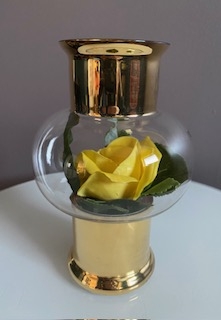 En gul svensk rose - ett luxigt rosarium