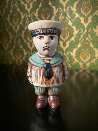 Gustaf Sekelskiftet barnefigur/gutt i mattglasert keramikk steingods Lisa Larson Gustavsberg Sverige Sweden