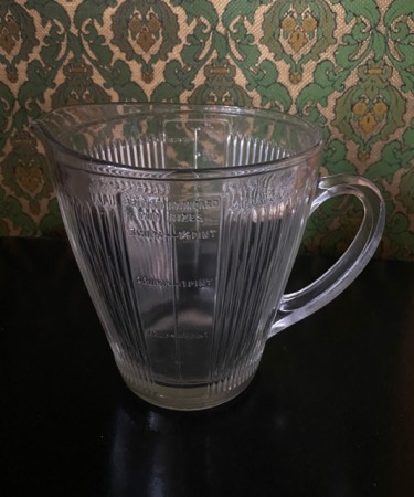 Litermål målemugge klart pressglass P & S.Ltd REG. DES. 824215 England 1950-tallet