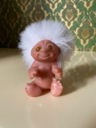DAM lite sittende lykketroll med hvitt hår Danmark 1985