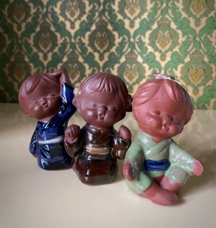 Små barnefigurer i glasert terrakotta/ keramikk Japan 1970/ 80-tallet
