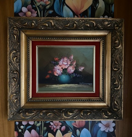 Oljemaling på plate stilleben floral blomstermotiv stor forgylt treramme med reliefdekor