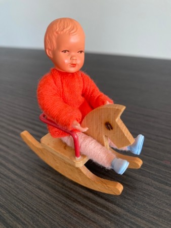 Dukkehus miniatyr dukke gyngehest Fritz Canzler CaCo CanzlerCoburg Tyskland Germany 1950/60-tallet