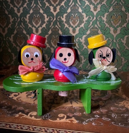 Kitschy fargeglad komisk barsett barware flaskeåpner i malt tre